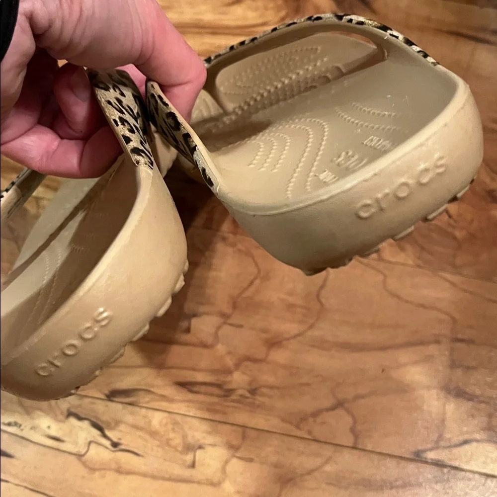 CROCS Iconic Comfort Women's Size 7 Beige Flip Flop Sandals Leopard Print Straps